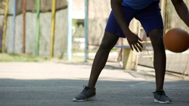 Persona-afro-americana-jugando-baloncesto,-entrenamiento-antes-de-juego-estilo-de-vida-activo