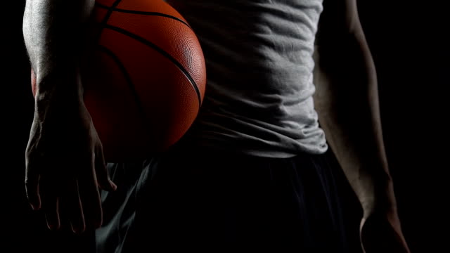 Jugador-de-baloncesto-experimentado-pie-con-bola-en-las-manos,-hombre-fuerte-motivación