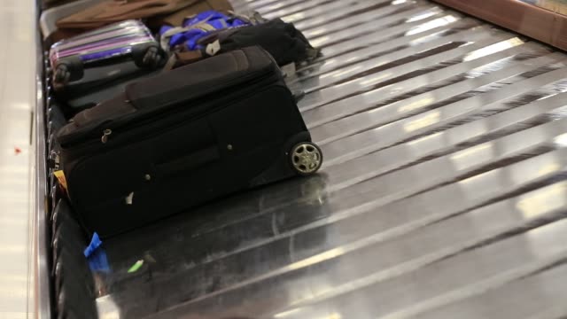 Banda-transportadora-de-equipaje-en-el-aeropuerto-con-el-equipaje-de-pasajeros.-Tailandia