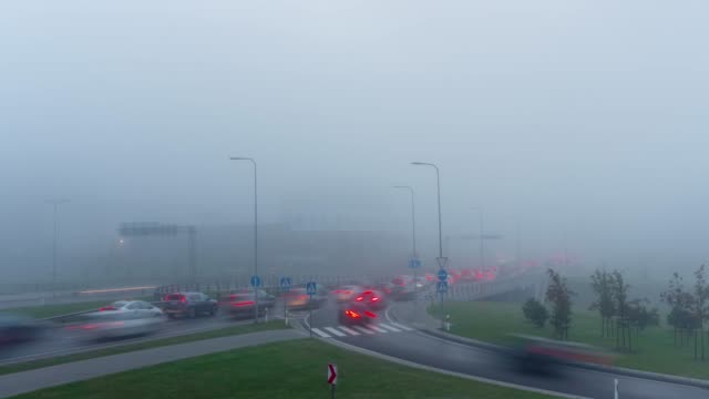 Atasco-de-tráfico-de-la-mañana-en-la-niebla,-Time-lapse