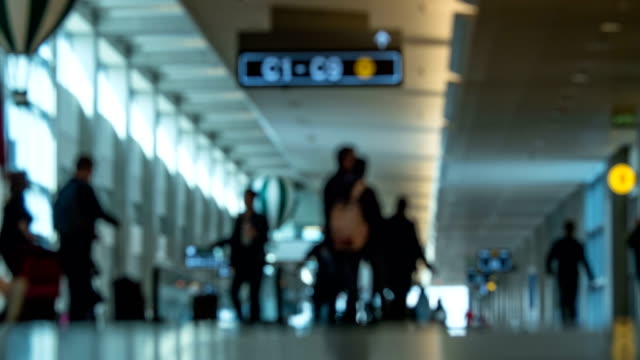 Timelapse-of-people-traffic-in-the-airport-hall