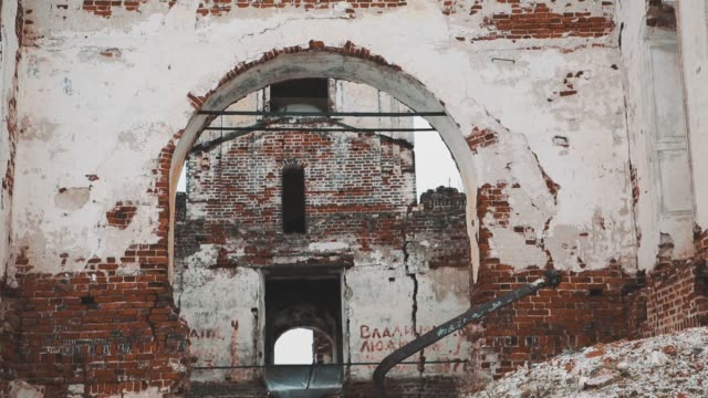 Antiguo-abandonado-edificio,-pilas-de-ladrillos-cubiertos-de-nieve-de-la-iglesia-orthodoxal