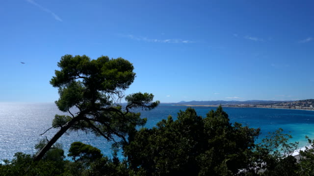Hermosa-vista-con-vistas-a-la-costa-y-la-ciudad-de-Niza,-Francia