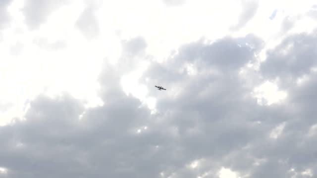 zweistrahliges-Flugzeug-vor-dem-Hintergrund-der-Wolken