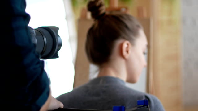 Professionelle-Videografen-schießt-auf-die-junge-Künstlerin-Kamera