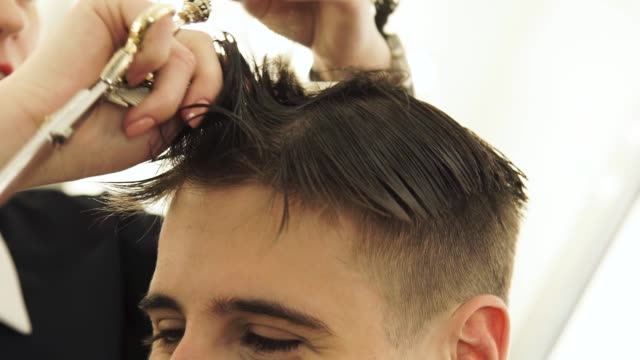 Frau-Haircutter-nassen-Haare-zu-kämmen,-während-männliche-Frisur-im-Barbershop.-Professionelle-männliche-Frisur-und-Friseur-im-Beauty-salon