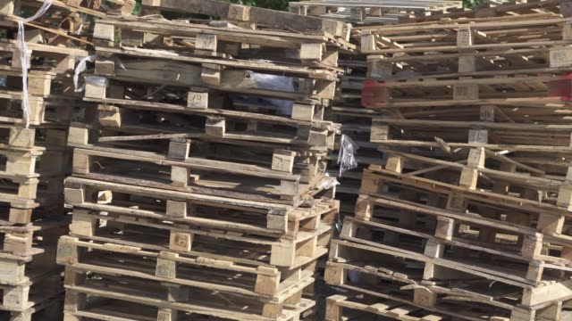 Wooden-pallets-stacked-in-the-warehouse.-Cargo-delivery-on-pallets