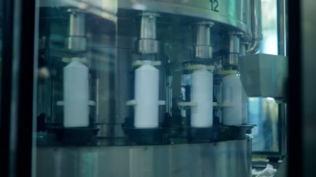 Förderband-Vorrichtung-zur-Abfüllung-flüssigen-Seife-in-einer-chemischen-Fabrik