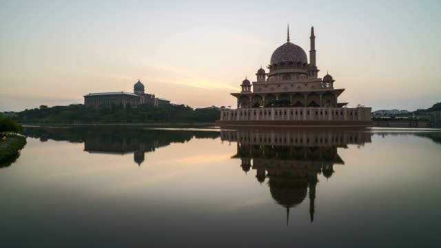Hermoso-espectacular-amanecer-en-la-mezquita-de-Putra,-Putrajaya