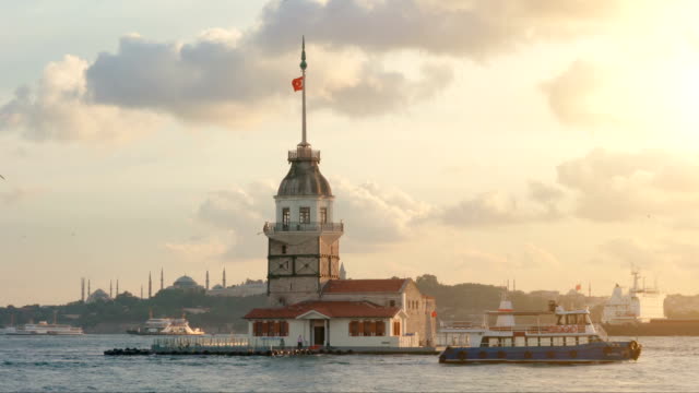 doncellas-de-la-torre-en-Estambul,-Turquía,-kiz-kulesi-torre,-puesta-de-sol-en-Estambul