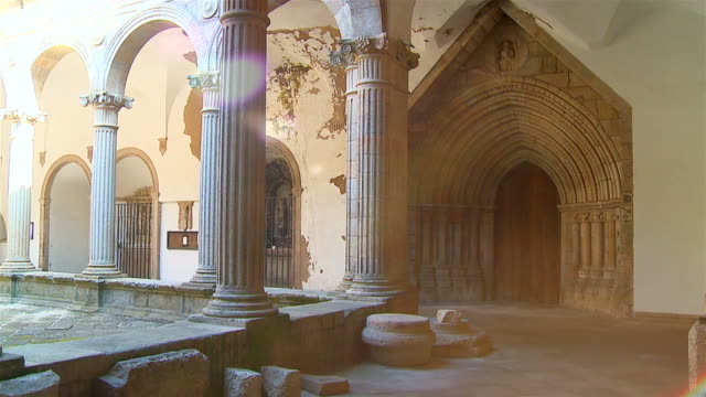 antiguo-claustro-del-monasterio-en-portugal