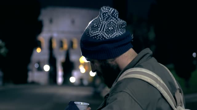 einsame-Obdachlosen-Spaziergang-im-Stadtpark-bei-Nacht---Rom,-Italien