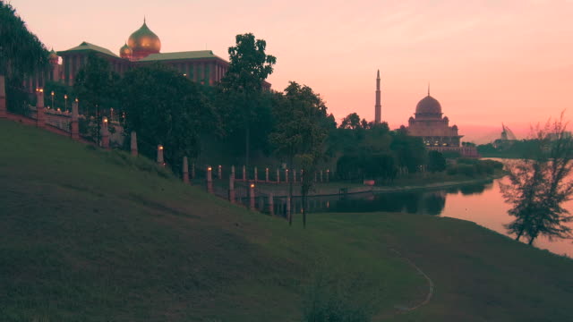 Putrajaya-mezquita-y-hombre-hecho-lago-en-un-bello-atardecer,-Kuala-Lumpur,-Malasia