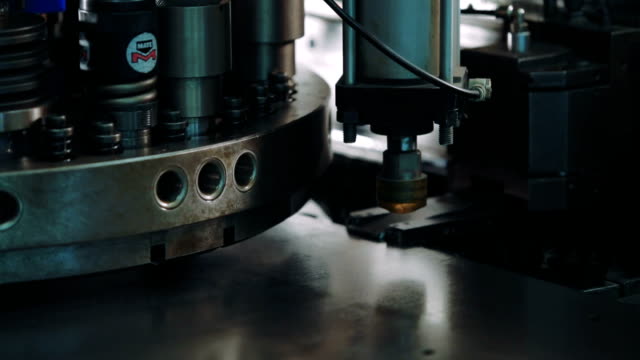 Metallbearbeitung-in-Werkstatt.-Automatischer-Werkzeugwechsler-in-der-Schwerindustrie