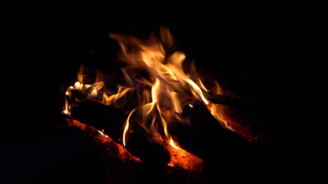 Lagerfeuer-brennt-in-der-Nacht