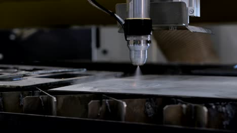 Producción-automatizada-con-la-máquina-de-proceso-y-láser-cnc-para-corte-de-metales