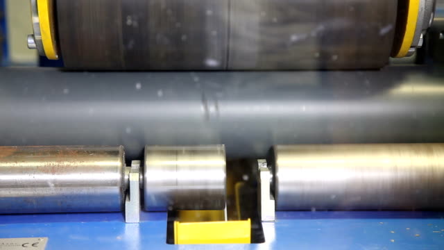 tubos-de-plástico-de-corte-en-una-máquina-industrial-profesional
