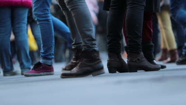 Crowd-feet-in-120fps.-Legs-of-Crowd-People-Walking-on-the-Street-in-slow-motion