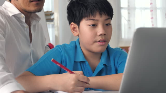 Tutor-de-niños-de-sala-de-clase-en-el-ordenador-portátil-con-el-profesor.-4K-lenta-niño-Asiático-de-aprendizaje-con-el-maestro-en-casa.