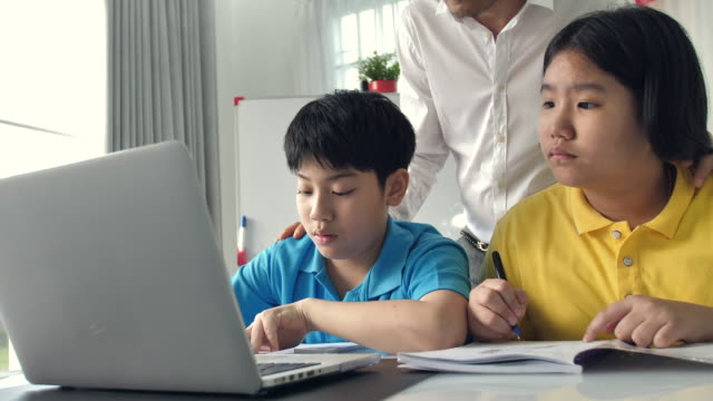 Tutor-room-children-in-class-learning-on-laptop-computer-with-teacher.-4K-Slow-motion-Asian-child-learning-with-teacher-at-home.