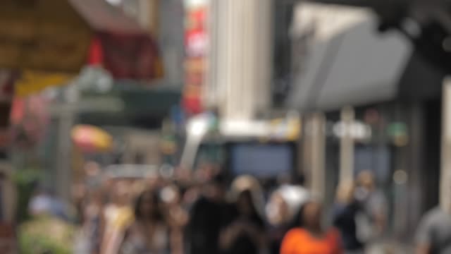 Aus-Fokus-anonyme-Pendler-Menge-von-Menschen-zu-Fuß-NYC