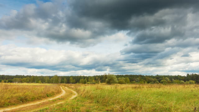 Qualitative-timelapse-of-autumn-landscapes,-rain-clouds-fly-over-field.