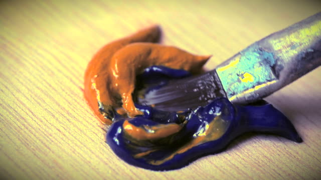 Mischen-die-Ölfarbe,-gelb-und-blau-in-der-palette