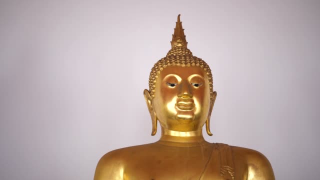 Ziehen,-Schuss-des-goldenen-Buddha-Statuen-auf-der-weißen-Wand-im-Wat-Pho,-Bangkok-City,-Thailand