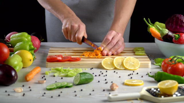 Koch-ist-Schneiden-von-Gemüse-in-der-Küche-Möhre-schneiden