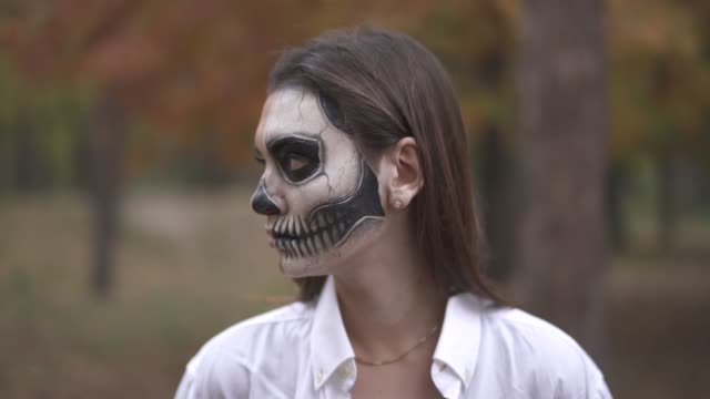 Halloween.-Lächelndes-Mädchen-mit-Toten-Make-up