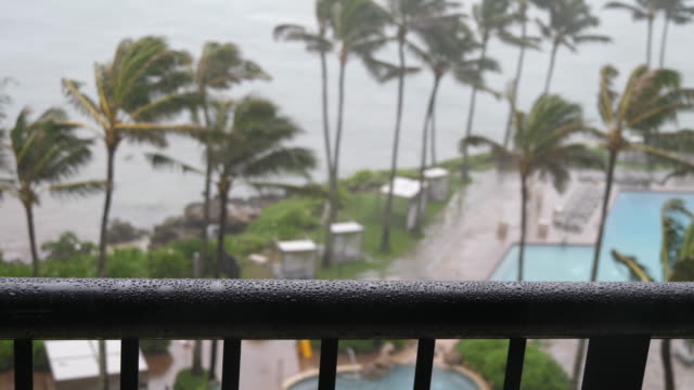 Beobachtete-Regen-auf-Hotel-Handlauf-während-Hurrikan-zu-sammeln