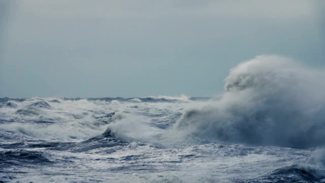 Alta-ola-rompiendo-en-las-rocas-de-la-costa.-Muy-gran-ola-aplastante-Costa,-gran-ola-hermoso-océano.-Movimiento-súper-lento.