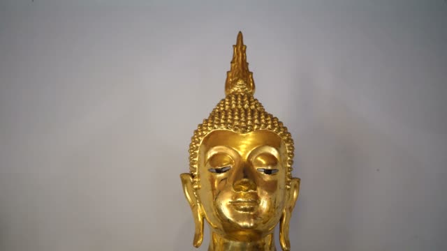 Tire-hacia-fuera-tiro-de-oro-estatuas-de-Buda-en-la-pared-blanca-en-Wat-Pho,-la-ciudad-de-Bangkok,-Tailandia
