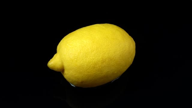The-stream-of-water-flows-on-a-lemon.-Slow-motion.