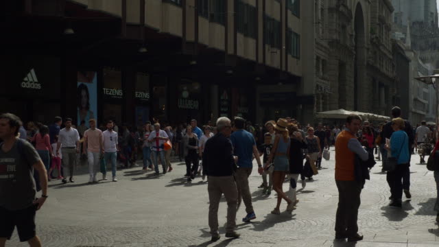 sonnigen-Tag-Mailand-Stadt-Zentrum-berühmte-Einkaufsstraße-langsam-motion-Panorama-4k-Italien