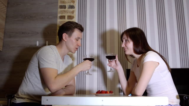 Noche-romántica.-Hombre-y-mujer-en-la-mesa-bebiendo-vino