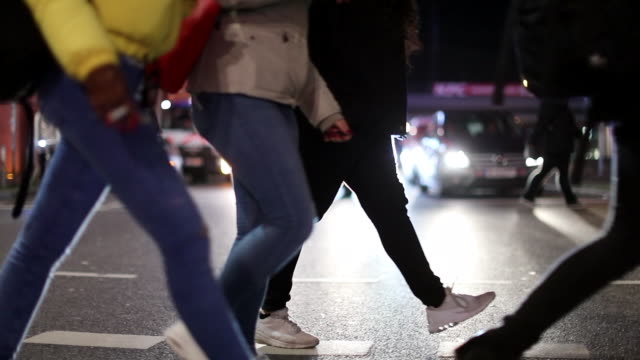 Pedestrians-crossing-street-in-120fps-slow-motion-at-night