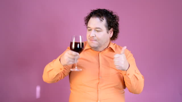 Lustiger-Mann-Wein-trinken.