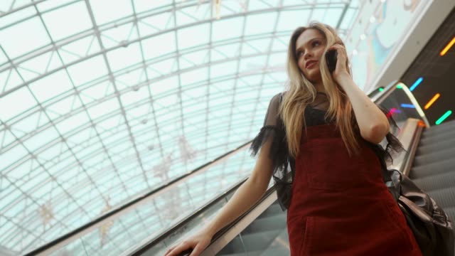 mujer-con-smartphone-en-centro-comercial-cerca-a-stock-shot-4K-video