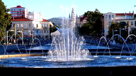 Musikalischen-Springbrunnen-im-Park-am-Ufer-der-Batumi,-Georgien.