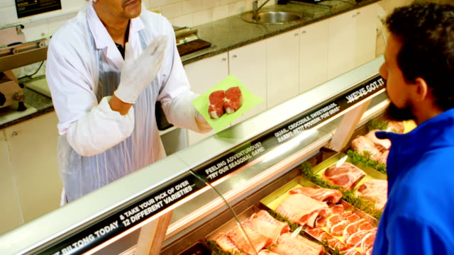 Metzgerei-Fleisch-verkaufen-an-Kunden-im-Shop-4k