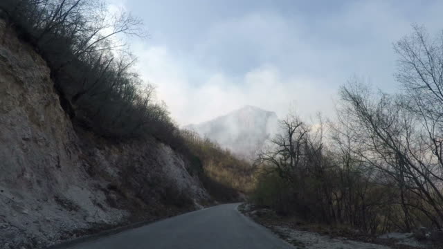 A-Schuss-aus-einem-Auto-auf-einer-Bergstraße-zeigt-einen-Berg-in-Flammen