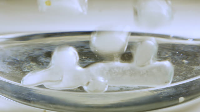 Effervescent-Tablets-Dissolving-in-Water-2