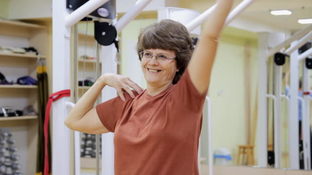 Ältere-Frau-Übungen-im-Fitness-Raum.
