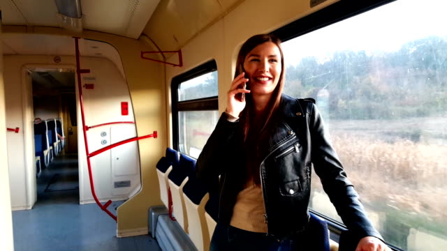 Chica-usando-el-teléfono-inteligente-en-tren