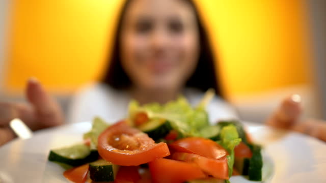 Person-dient-der-Salat-schlank-Mädchen,-Naturkost,-abnehmen,-Gesundheitswesen