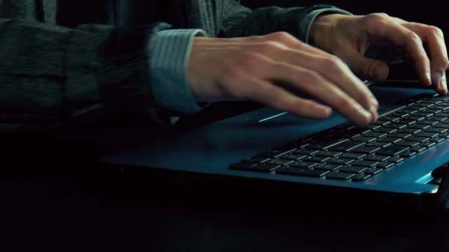 Hombre-las-manos-escribir-texto-en-un-ordenador-portátil.-Cámara-se-mueve-de-izquierda-a-derecha