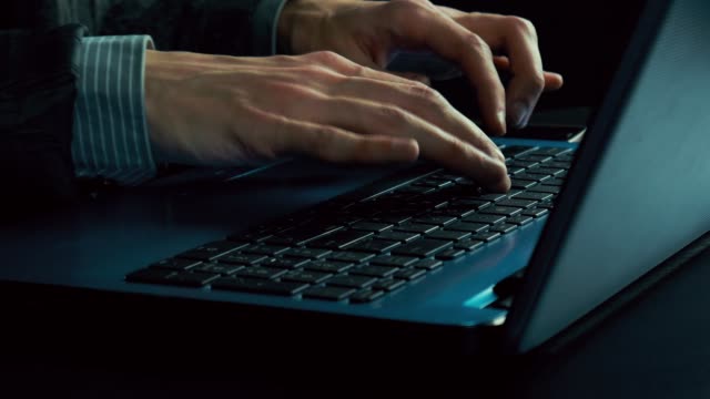Die-Hände-des-Mannes-Typisierung-Text-auf-einem-laptop