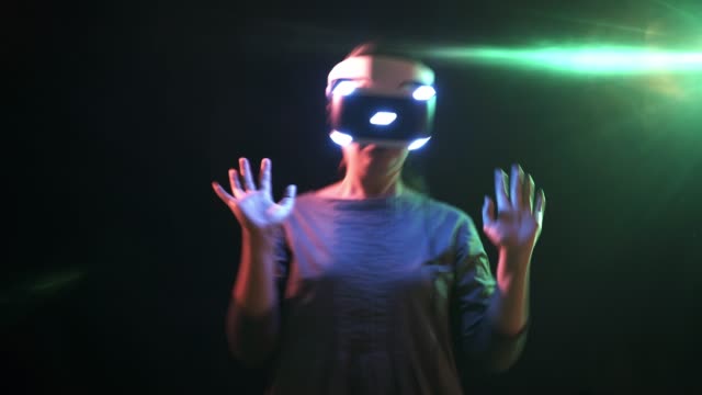 Mädchen-verängstigt-etwas-in-VR-Brille