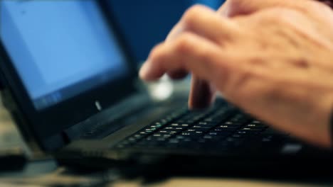 Hacker-Typing-Programm-auf-einer-Laptop-Tastatur